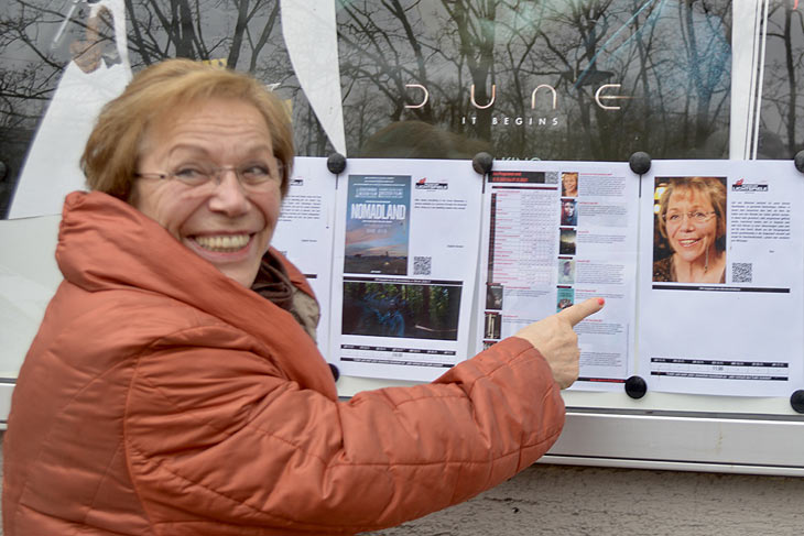 Glücklich:  Gerti Guhl vor ihrem Plakat am Filmtheater Museum Lichtspiele  ©Foto: privat